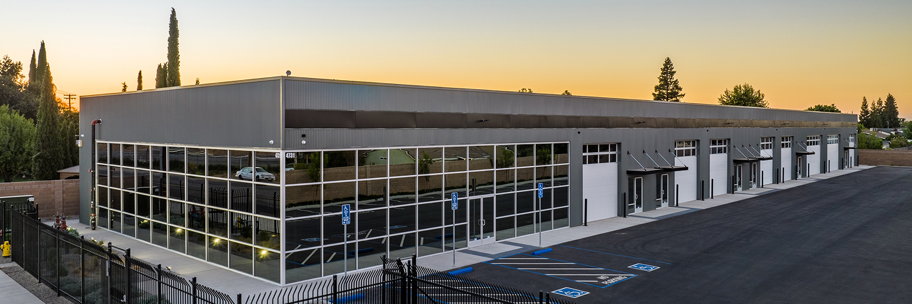 Pre-engineered building with insulated metal panels